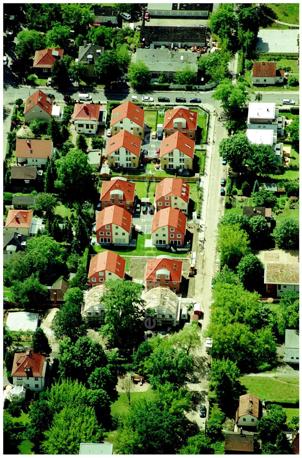 Berlin-Karlshorst from above - 20.06.2004 Berlin-Karlshorst, Wohnsiedlung-Neubau der PREMIER-Deutschland GmbH, an der Arberstraße 54 in Berlin-Karlshorst