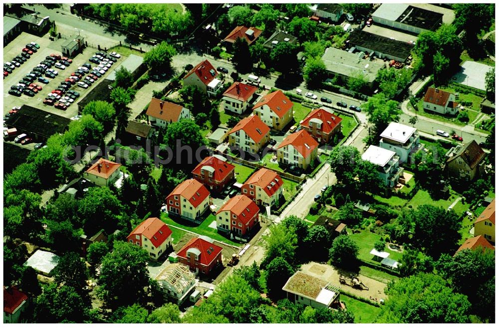 Berlin-Karlshorst from the bird's eye view: 20.06.2004 Berlin-Karlshorst, Wohnsiedlung-Neubau der PREMIER-Deutschland GmbH, an der Arberstraße 54 in Berlin-Karlshorst