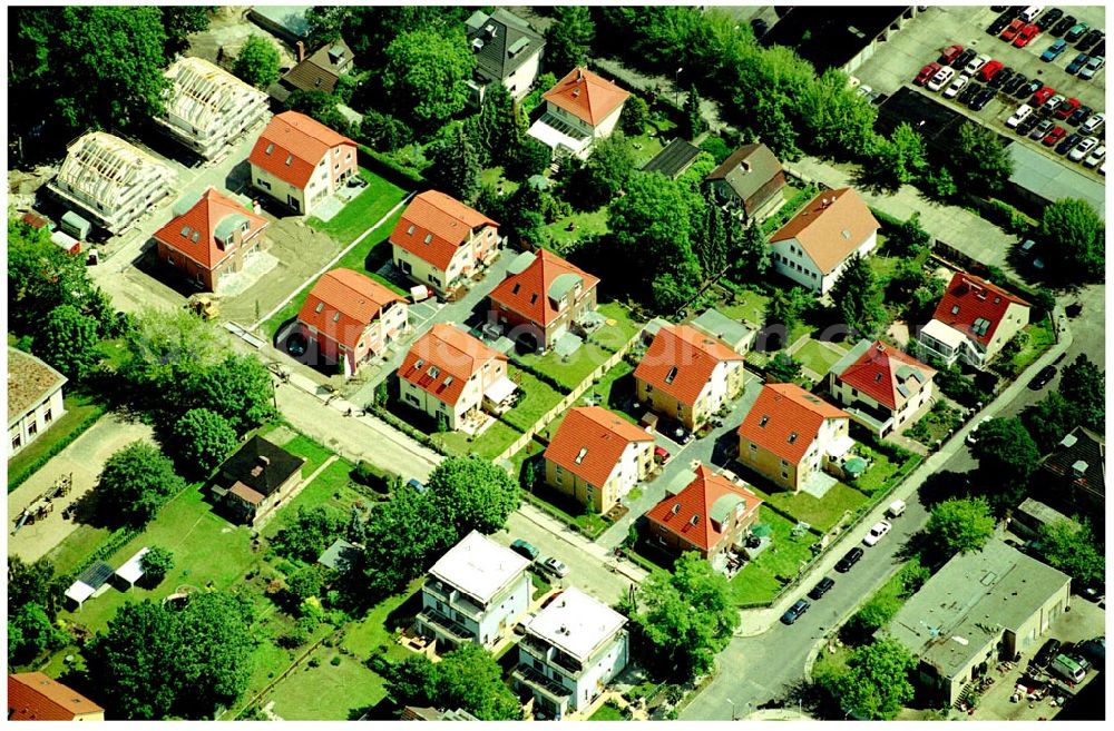 Aerial image Berlin-Karlshorst - 20.06.2004 Berlin-Karlshorst, Wohnsiedlung-Neubau der PREMIER-Deutschland GmbH, an der Arberstraße 54 in Berlin-Karlshorst