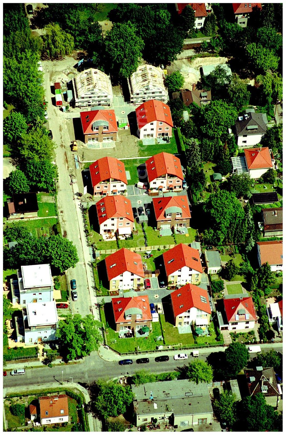 Aerial photograph Berlin-Karlshorst - 20.06.2004 Berlin-Karlshorst, Wohnsiedlung-Neubau der PREMIER-Deutschland GmbH, an der Arberstraße 54 in Berlin-Karlshorst