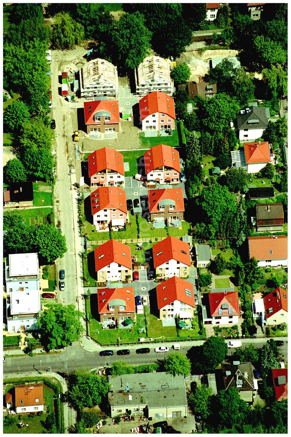 Berlin-Karlshorst from above - 20.06.2004 Berlin-Karlshorst, Wohnsiedlung-Neubau der PREMIER-Deutschland GmbH, an der Arberstraße 54 in Berlin-Karlshorst