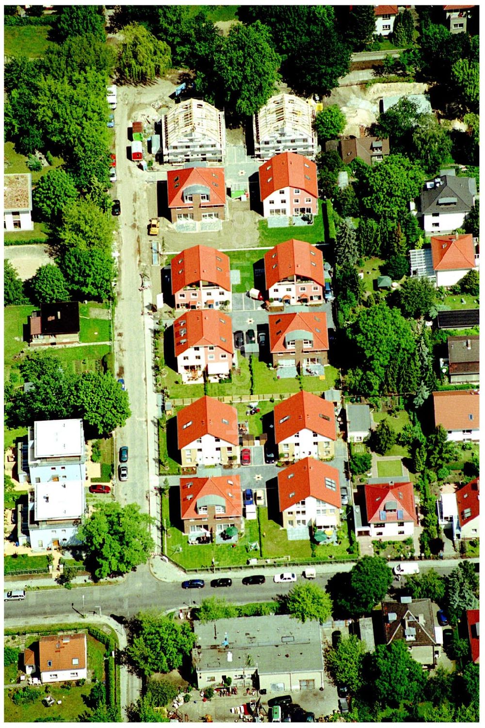 Berlin-Karlshorst from the bird's eye view: 20.06.2004 Berlin-Karlshorst, Wohnsiedlung-Neubau der PREMIER-Deutschland GmbH, an der Arberstraße 54 in Berlin-Karlshorst