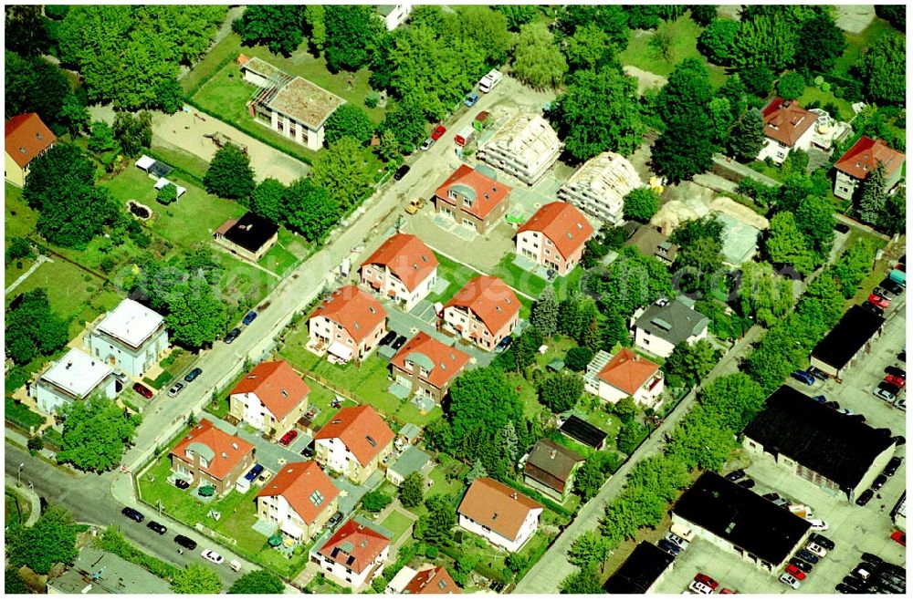 Aerial photograph Berlin-Karlshorst - 20.06.2004 Berlin-Karlshorst, Wohnsiedlung-Neubau der PREMIER-Deutschland GmbH, an der Arberstraße 54 in Berlin-Karlshorst