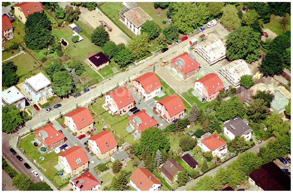 Berlin-Karlshorst from above - 20.06.2004 Berlin-Karlshorst, Wohnsiedlung-Neubau der PREMIER-Deutschland GmbH, an der Arberstraße 54 in Berlin-Karlshorst