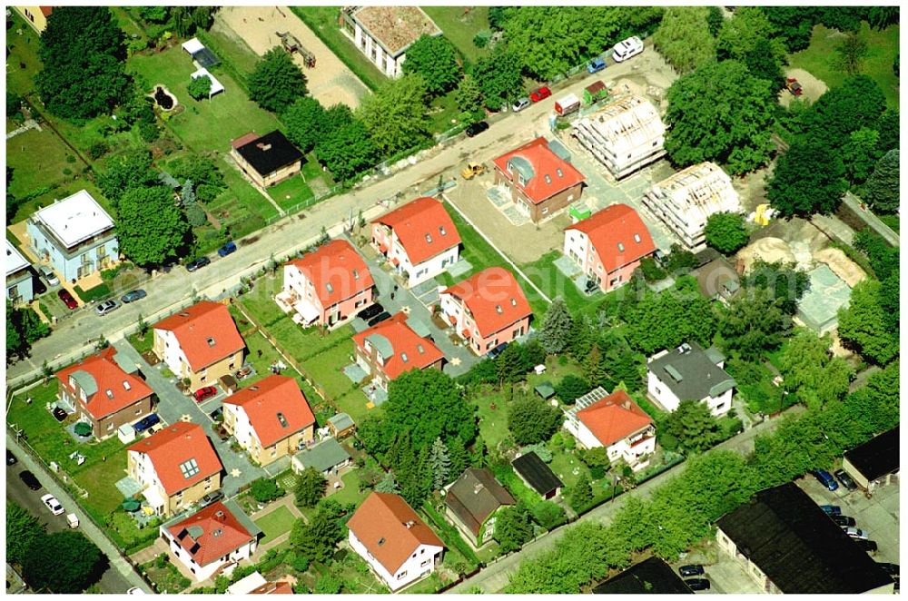 Berlin-Karlshorst from the bird's eye view: 20.06.2004 Berlin-Karlshorst, Wohnsiedlung-Neubau der PREMIER-Deutschland GmbH, an der Arberstraße 54 in Berlin-Karlshorst