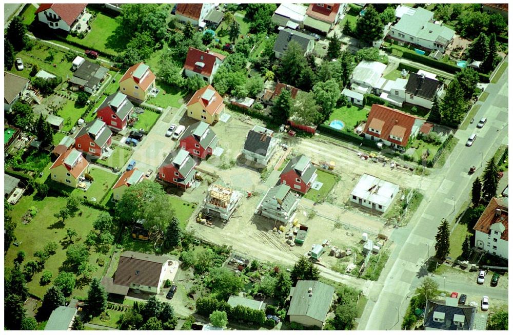 Aerial image Berlin-Kaulsdorf - 20.06.2004 Berlin-Kaulsdorf, Wohnsiedlung-Neubau der PREMIER-Deutschland GmbH, an der Heerstraße 19 Kaulsdorfer Garten in Berlin Kaulsdorf,