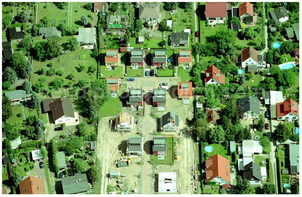 Aerial photograph Berlin-Kaulsdorf - 20.06.2004 Berlin-Kaulsdorf, Wohnsiedlung-Neubau der PREMIER-Deutschland GmbH, an der Heerstraße 19 Kaulsdorfer Garten in Berlin Kaulsdorf,