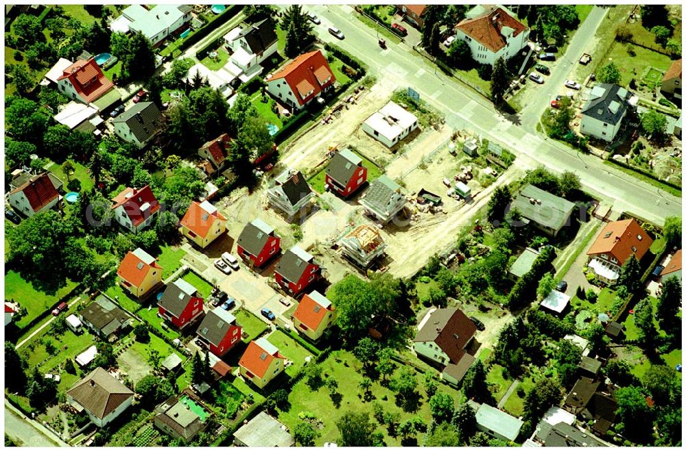 Aerial photograph Berlin-Kaulsdorf - 20.06.2004 Berlin-Kaulsdorf, Wohnsiedlung-Neubau der PREMIER-Deutschland GmbH, an der Heerstraße 19 Kaulsdorfer Garten in Berlin Kaulsdorf,