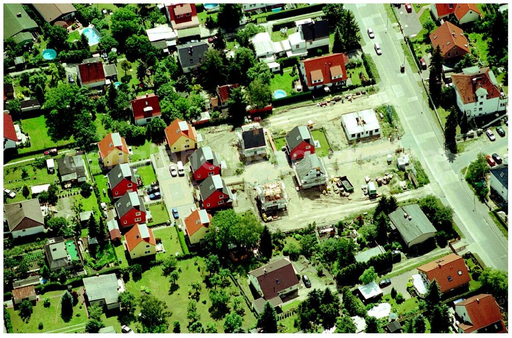 Berlin-Kaulsdorf from above - 20.06.2004 Berlin-Kaulsdorf, Wohnsiedlung-Neubau der PREMIER-Deutschland GmbH, an der Heerstraße 19 Kaulsdorfer Garten in Berlin Kaulsdorf,