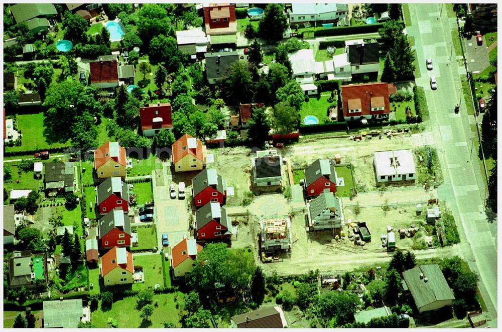 Berlin-Kaulsdorf from the bird's eye view: 20.06.2004 Berlin-Kaulsdorf, Wohnsiedlung-Neubau der PREMIER-Deutschland GmbH, an der Heerstraße 19 Kaulsdorfer Garten in Berlin Kaulsdorf,