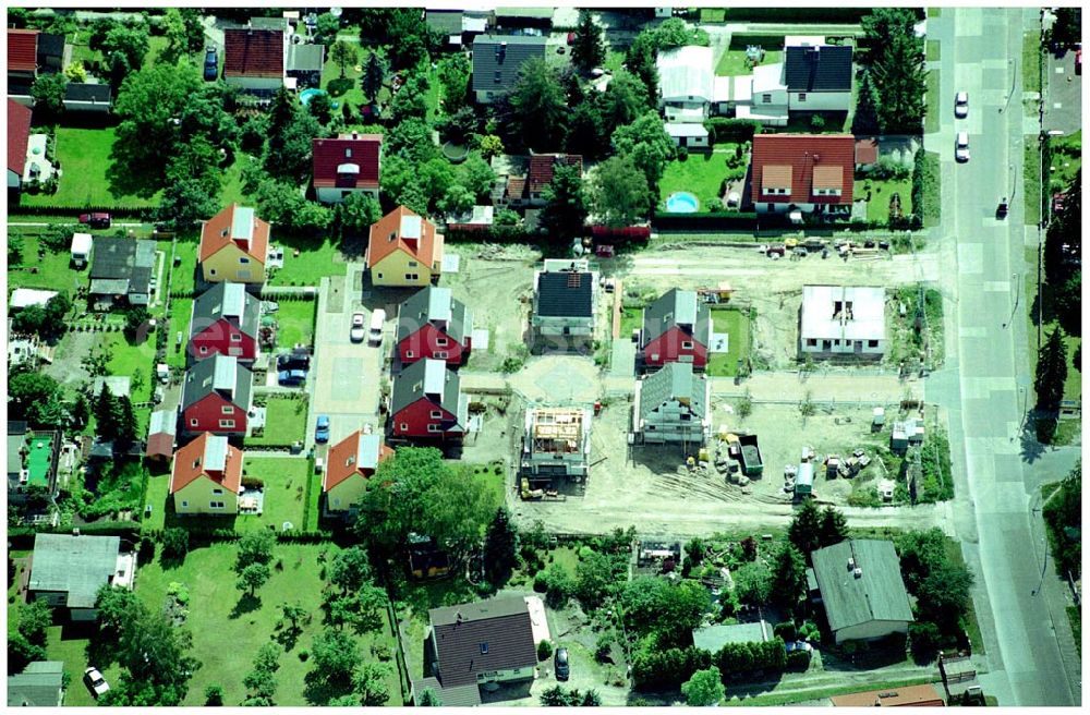 Aerial image Berlin-Kaulsdorf - 20.06.2004 Berlin-Kaulsdorf, Wohnsiedlung-Neubau der PREMIER-Deutschland GmbH, an der Heerstraße 19 Kaulsdorfer Garten in Berlin Kaulsdorf,