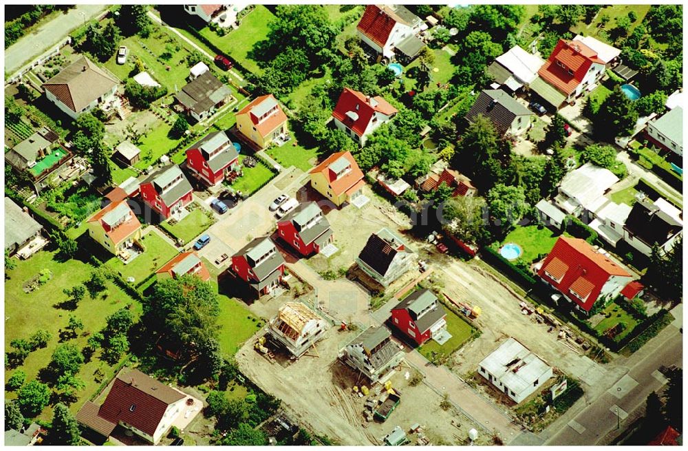 Aerial photograph Berlin-Kaulsdorf - 20.06.2004 Berlin-Kaulsdorf, Wohnsiedlung-Neubau der PREMIER-Deutschland GmbH, an der Heerstraße 19 Kaulsdorfer Garten in Berlin Kaulsdorf,