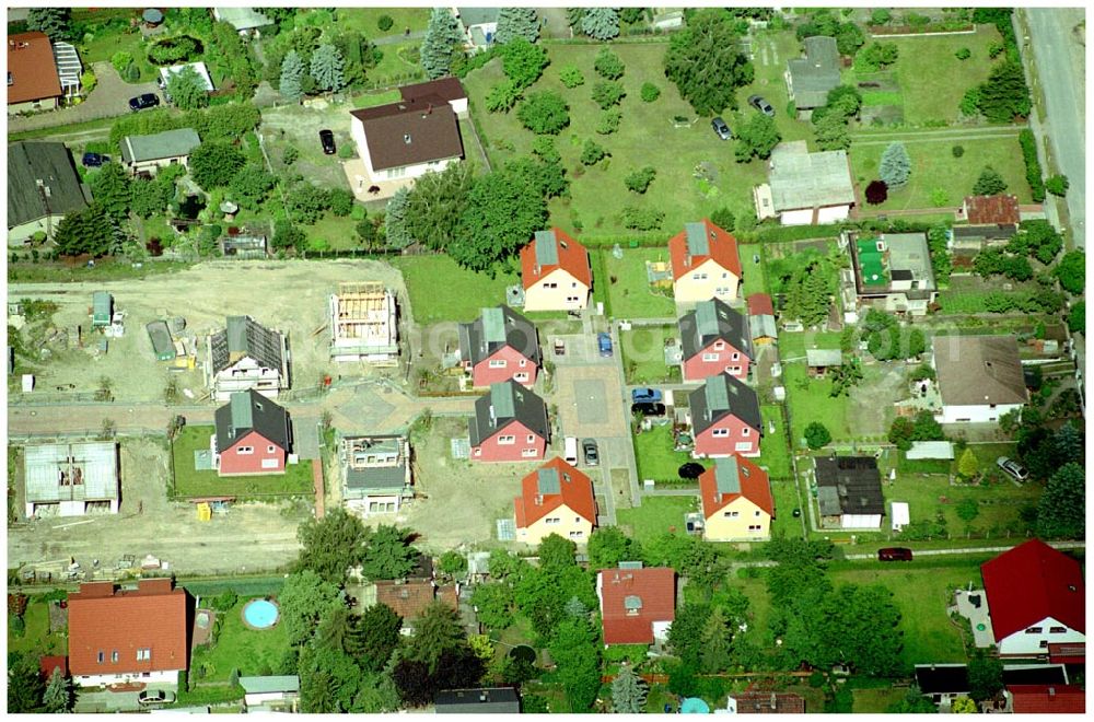 Berlin-Kaulsdorf from above - 20.06.2004 Berlin-Kaulsdorf, Wohnsiedlung-Neubau der PREMIER-Deutschland GmbH, an der Heerstraße 19 Kaulsdorfer Garten in Berlin Kaulsdorf,