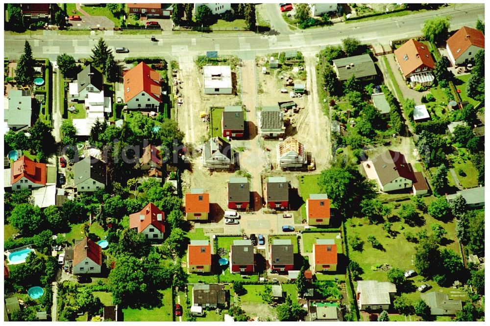 Berlin-Kaulsdorf from the bird's eye view: 20.06.2004 Berlin-Kaulsdorf, Wohnsiedlung-Neubau der PREMIER-Deutschland GmbH, an der Heerstraße 19 Kaulsdorfer Garten in Berlin Kaulsdorf,