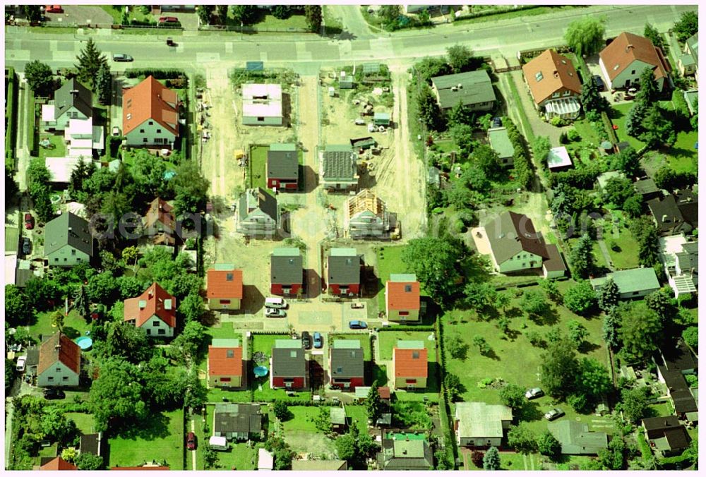 Aerial image Berlin-Kaulsdorf - 20.06.2004 Berlin-Kaulsdorf, Wohnsiedlung-Neubau der PREMIER-Deutschland GmbH, an der Heerstraße 19 Kaulsdorfer Garten in Berlin Kaulsdorf,