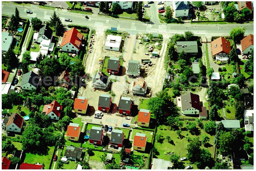 Aerial photograph Berlin-Kaulsdorf - 20.06.2004 Berlin-Kaulsdorf, Wohnsiedlung-Neubau der PREMIER-Deutschland GmbH, an der Heerstraße 19 Kaulsdorfer Garten in Berlin Kaulsdorf,