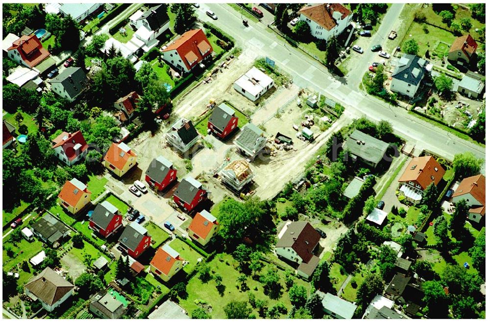 Berlin-Kaulsdorf from above - 20.06.2004 Berlin-Kaulsdorf, Wohnsiedlung-Neubau der PREMIER-Deutschland GmbH, an der Heerstraße 19 Kaulsdorfer Garten in Berlin Kaulsdorf,