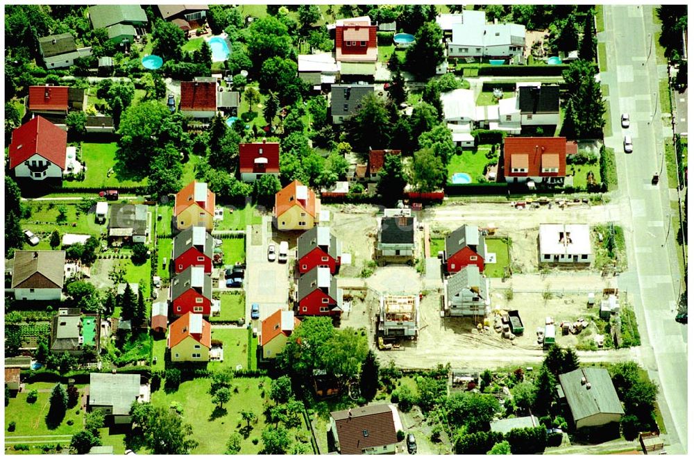 Berlin-Kaulsdorf from the bird's eye view: 20.06.2004 Berlin-Kaulsdorf, Wohnsiedlung-Neubau der PREMIER-Deutschland GmbH, an der Heerstraße 19 Kaulsdorfer Garten in Berlin Kaulsdorf,