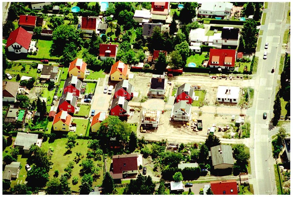 Aerial image Berlin-Kaulsdorf - 20.06.2004 Berlin-Kaulsdorf, Wohnsiedlung-Neubau der PREMIER-Deutschland GmbH, an der Heerstraße 19 Kaulsdorfer Garten in Berlin Kaulsdorf,