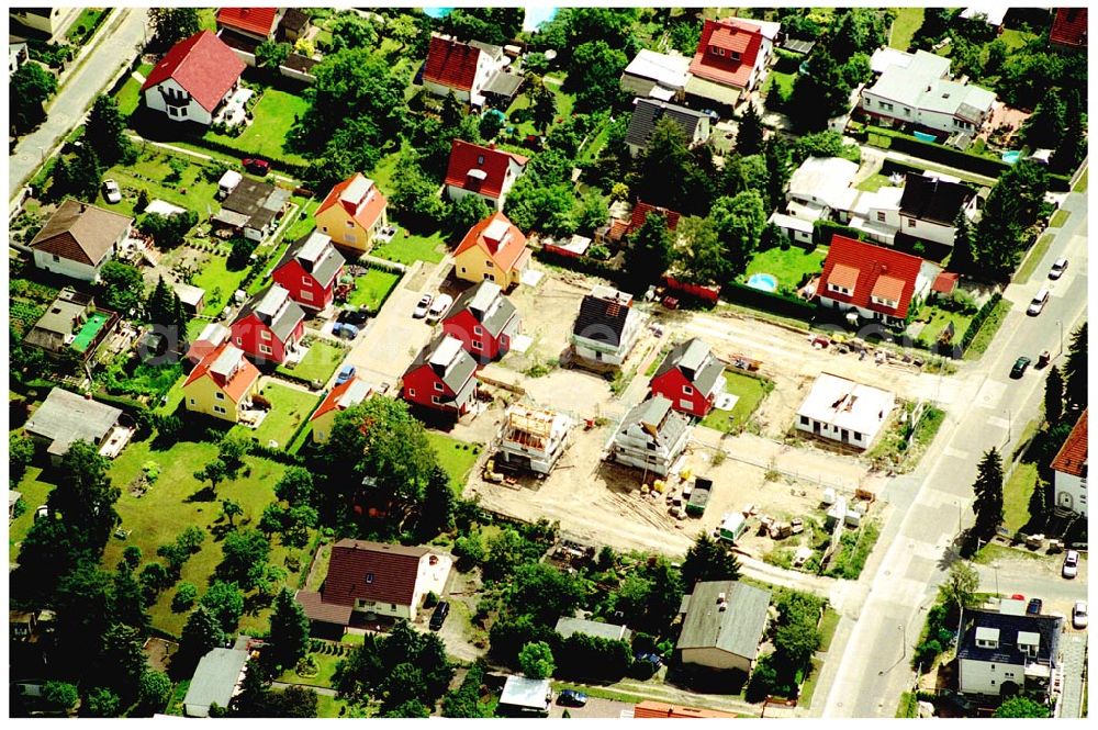 Aerial photograph Berlin-Kaulsdorf - 20.06.2004 Berlin-Kaulsdorf, Wohnsiedlung-Neubau der PREMIER-Deutschland GmbH, an der Heerstraße 19 Kaulsdorfer Garten in Berlin Kaulsdorf,