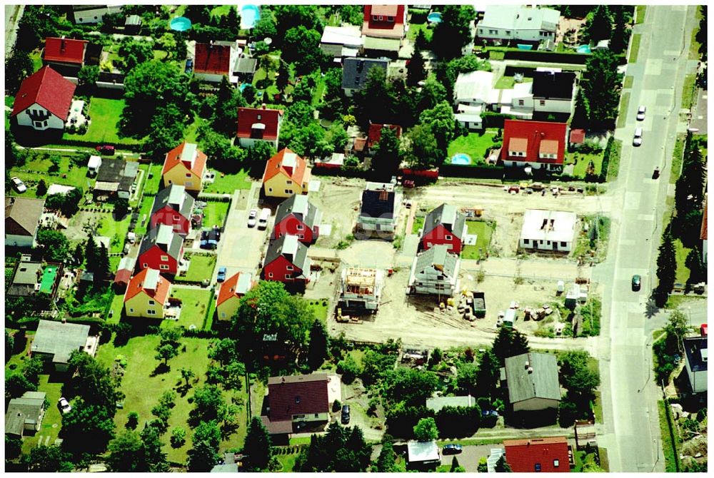 Berlin-Kaulsdorf from above - 20.06.2004 Berlin-Kaulsdorf, Wohnsiedlung-Neubau der PREMIER-Deutschland GmbH, an der Heerstraße 19 Kaulsdorfer Garten in Berlin Kaulsdorf,