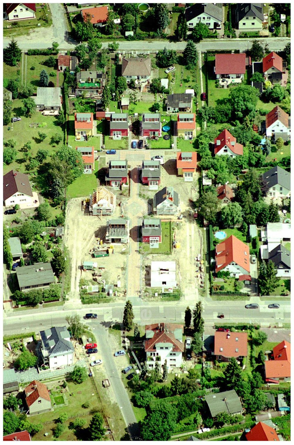 Berlin-Kaulsdorf from the bird's eye view: 20.06.2004 Berlin-Kaulsdorf, Wohnsiedlung-Neubau der PREMIER-Deutschland GmbH, an der Heerstraße 19 Kaulsdorfer Garten in Berlin Kaulsdorf,