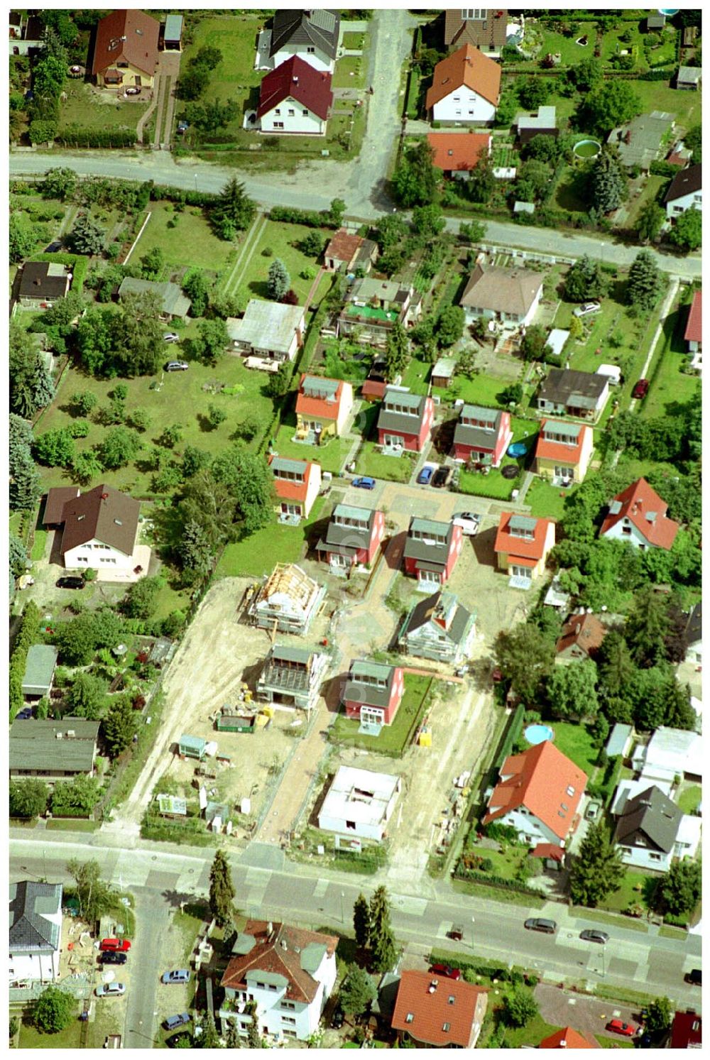 Aerial image Berlin-Kaulsdorf - 20.06.2004 Berlin-Kaulsdorf, Wohnsiedlung-Neubau der PREMIER-Deutschland GmbH, an der Heerstraße 19 Kaulsdorfer Garten in Berlin Kaulsdorf,