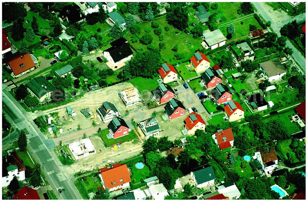 Aerial photograph Berlin-Kaulsdorf - 20.06.2004 Berlin-Kaulsdorf, Wohnsiedlung-Neubau der PREMIER-Deutschland GmbH, an der Heerstraße 19 Kaulsdorfer Garten in Berlin Kaulsdorf,