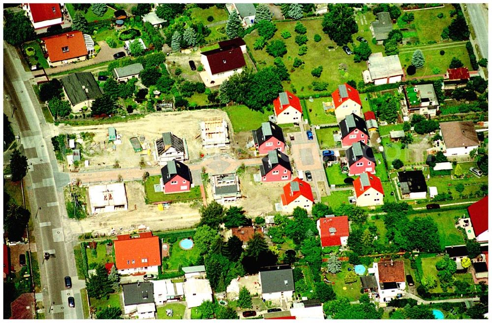 Berlin-Kaulsdorf from above - 20.06.2004 Berlin-Kaulsdorf, Wohnsiedlung-Neubau der PREMIER-Deutschland GmbH, an der Heerstraße 19 Kaulsdorfer Garten in Berlin Kaulsdorf,