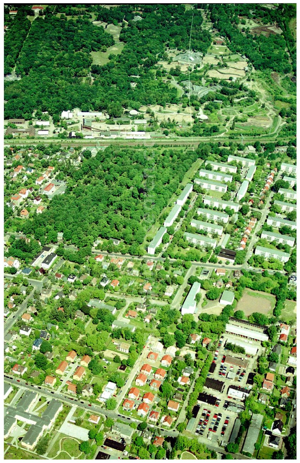 Aerial photograph Berlin-Karlshorst - 20.06.2004 Berlin-Karlshorst, Wohnsiedlung-Neubau der PREMIER-Deutschland GmbH, an der Arberstraße 54 in Berlin-Karlshorst