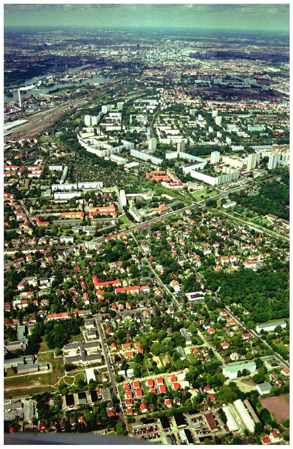 Berlin-Karlshorst from the bird's eye view: 20.06.2004 Berlin-Karlshorst, Wohnsiedlung-Neubau der PREMIER-Deutschland GmbH, an der Arberstraße 54 in Berlin-Karlshorst