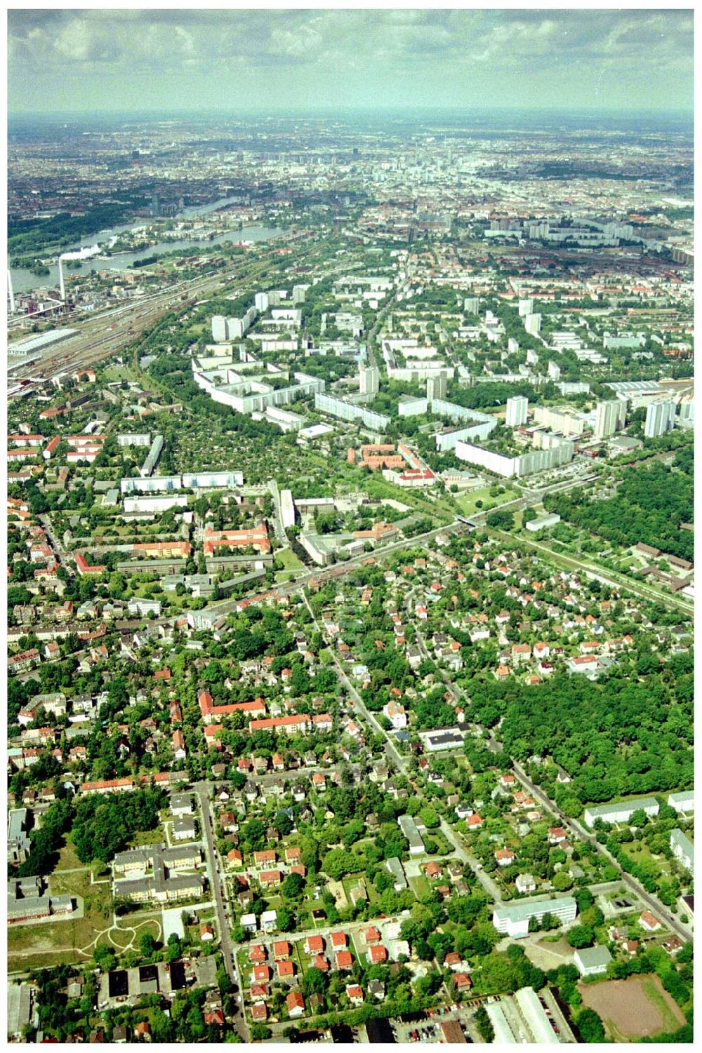 Aerial image Berlin-Karlshorst - 20.06.2004 Berlin-Karlshorst, Wohnsiedlung-Neubau der PREMIER-Deutschland GmbH, an der Arberstraße 54 in Berlin-Karlshorst