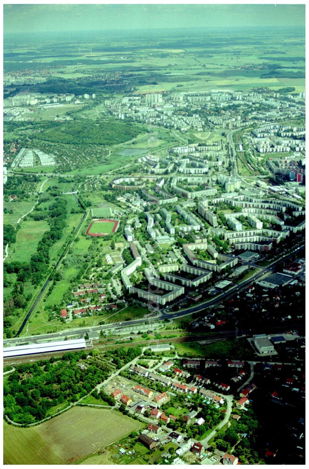 Berlin-Kaulsdorf from above - 20.06.2004 Berlin-Kaulsdorf, Wohnsiedlung-Neubau der PREMIER-Deutschland GmbH, an der Dorfstraße Am Alten Dorfanger in Berlin-Kaulsdorf,