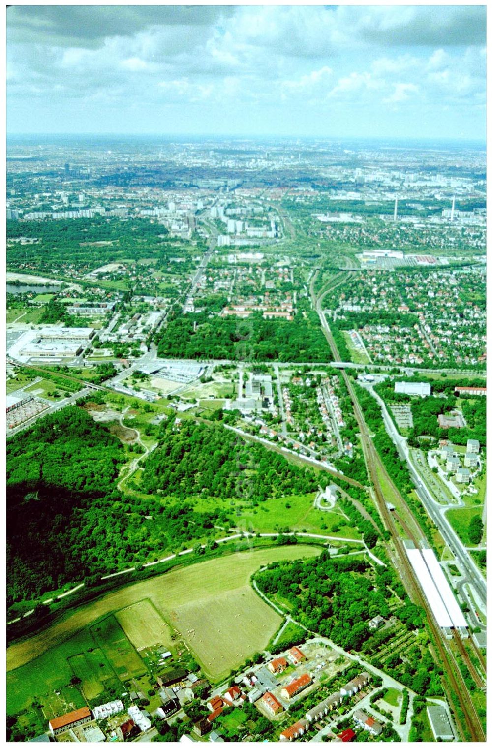 Berlin-Kaulsdorf from the bird's eye view: 20.06.2004 Berlin-Kaulsdorf, Wohnsiedlung-Neubau der PREMIER-Deutschland GmbH, an der Dorfstraße Am Alten Dorfanger in Berlin-Kaulsdorf,