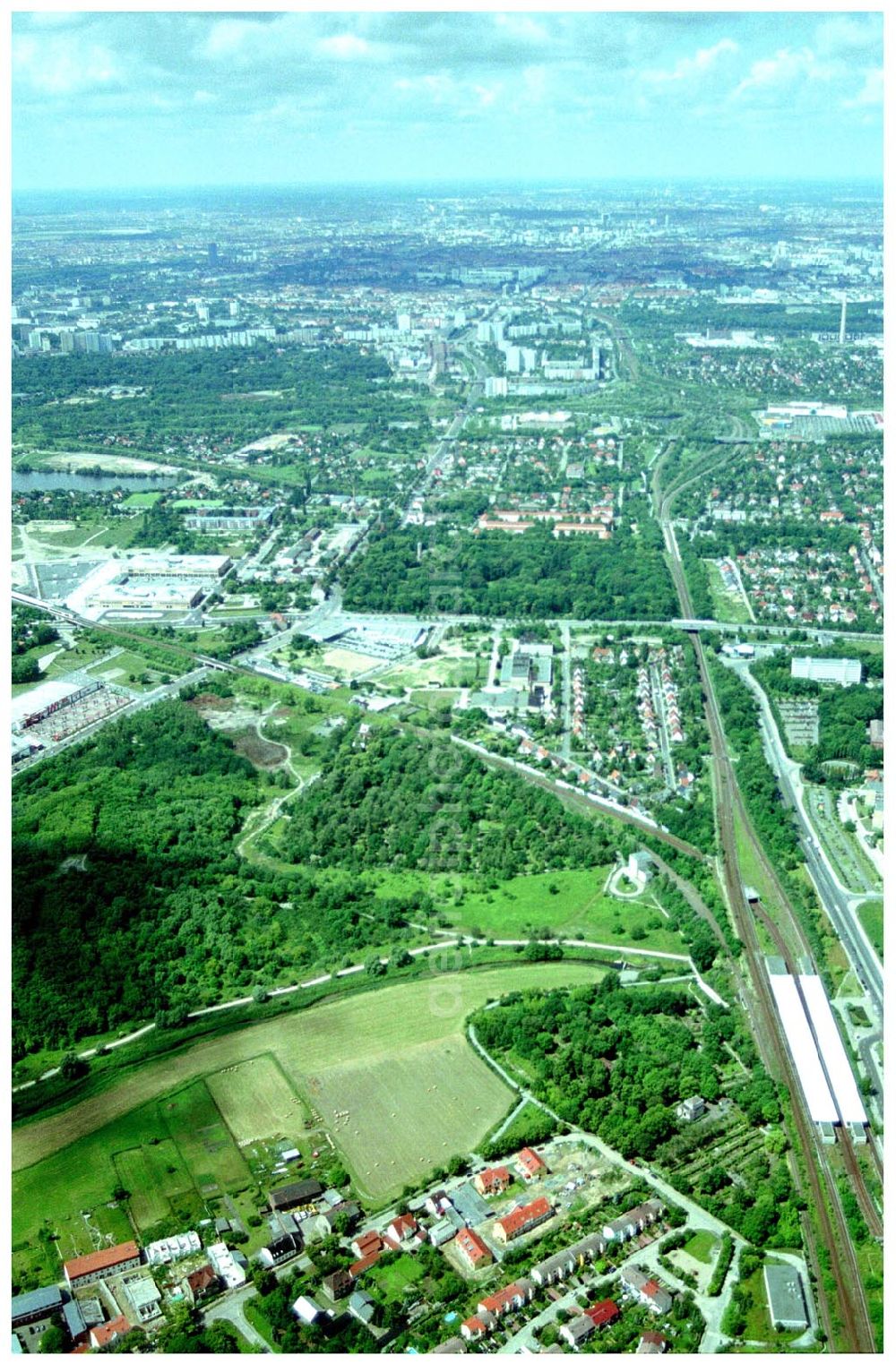 Aerial image Berlin-Kaulsdorf - 20.06.2004 Berlin-Kaulsdorf, Wohnsiedlung-Neubau der PREMIER-Deutschland GmbH, an der Dorfstraße Am Alten Dorfanger in Berlin-Kaulsdorf,