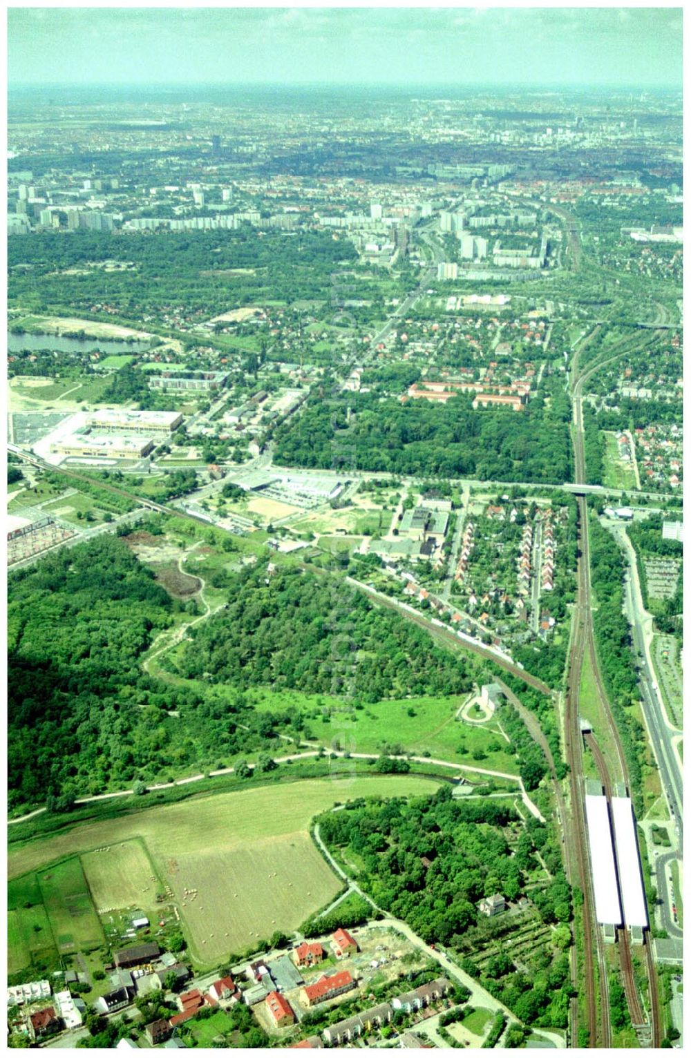 Aerial photograph Berlin-Kaulsdorf - 20.06.2004 Berlin-Kaulsdorf, Wohnsiedlung-Neubau der PREMIER-Deutschland GmbH, an der Dorfstraße Am Alten Dorfanger in Berlin-Kaulsdorf,