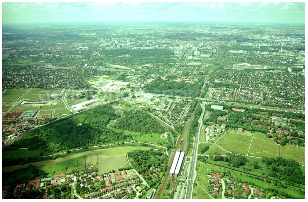 Berlin-Kaulsdorf from above - 20.06.2004 Berlin-Kaulsdorf, Wohnsiedlung-Neubau der PREMIER-Deutschland GmbH, an der Dorfstraße Am Alten Dorfanger in Berlin-Kaulsdorf,