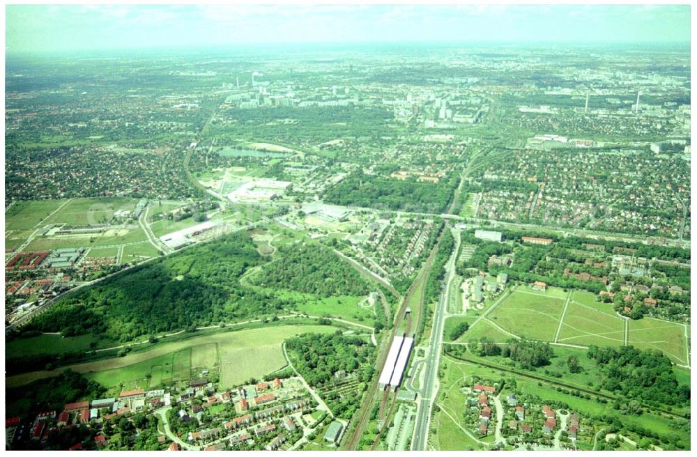 Berlin-Kaulsdorf from the bird's eye view: 20.06.2004 Berlin-Kaulsdorf, Wohnsiedlung-Neubau der PREMIER-Deutschland GmbH, an der Dorfstraße Am Alten Dorfanger in Berlin-Kaulsdorf,