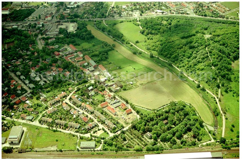 Aerial image Berlin-Kaulsdorf - 20.06.2004 Berlin-Kaulsdorf, Wohnsiedlung-Neubau der PREMIER-Deutschland GmbH, an der Dorfstraße Am Alten Dorfanger in Berlin-Kaulsdorf,