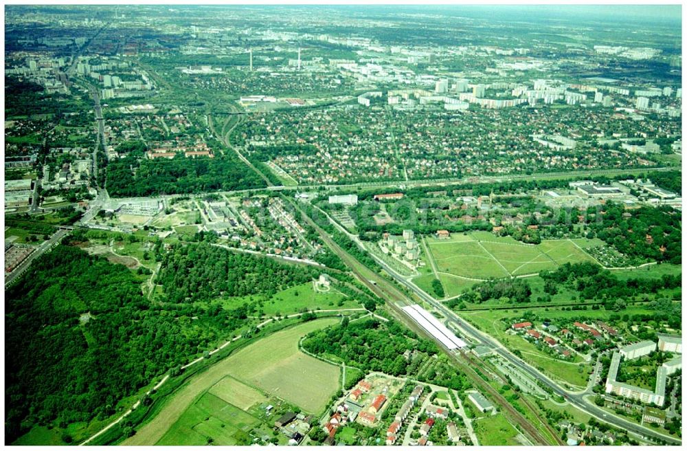 Aerial photograph Berlin-Kaulsdorf - 20.06.2004 Berlin-Kaulsdorf, Wohnsiedlung-Neubau der PREMIER-Deutschland GmbH, an der Dorfstraße Am Alten Dorfanger in Berlin-Kaulsdorf,