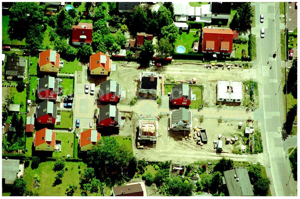 Berlin-Kaulsdorf from above - 20.06.2004 Berlin-Kaulsdorf, Wohnsiedlung-Neubau der PREMIER-Deutschland GmbH, an der Heerstraße 19 Kaulsdorfer Garten in Berlin Kaulsdorf,