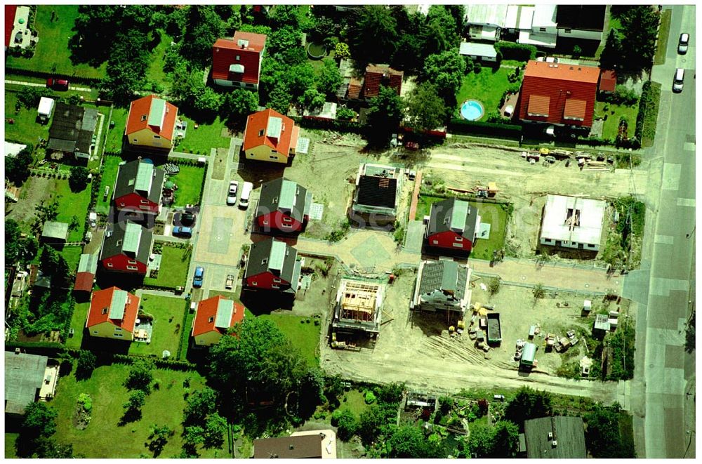 Berlin-Kaulsdorf from the bird's eye view: 20.06.2004 Berlin-Kaulsdorf, Wohnsiedlung-Neubau der PREMIER-Deutschland GmbH, an der Heerstraße 19 Kaulsdorfer Garten in Berlin Kaulsdorf,