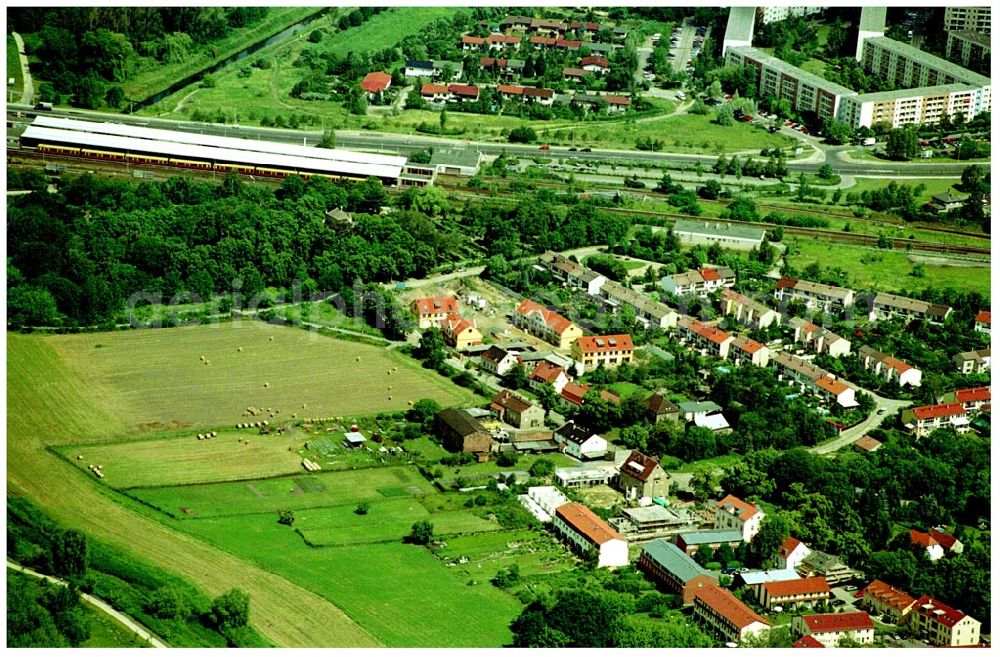 Aerial image Berlin-Kaulsdorf - 20.06.2004 Berlin-Kaulsdorf, Wohnsiedlung-Neubau der PREMIER-Deutschland GmbH, an der Dorfstraße Am Alten Dorfanger in Berlin-Kaulsdorf,