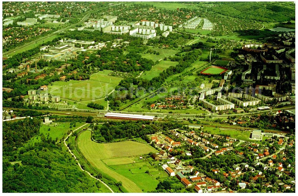 Aerial photograph Berlin-Kaulsdorf - 20.06.2004 Berlin-Kaulsdorf, Wohnsiedlung-Neubau der PREMIER-Deutschland GmbH, an der Dorfstraße Am Alten Dorfanger in Berlin-Kaulsdorf,