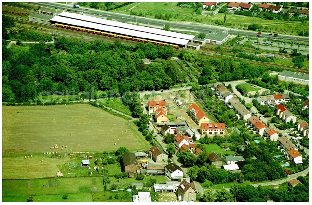 Berlin-Kaulsdorf from above - 20.06.2004 Berlin-Kaulsdorf, Wohnsiedlung-Neubau der PREMIER-Deutschland GmbH, an der Dorfstraße Am Alten Dorfanger in Berlin-Kaulsdorf,