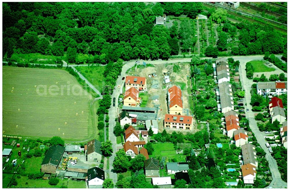 Berlin-Kaulsdorf from the bird's eye view: 20.06.2004 Berlin-Kaulsdorf, Wohnsiedlung-Neubau der PREMIER-Deutschland GmbH, an der Dorfstraße Am Alten Dorfanger in Berlin-Kaulsdorf,