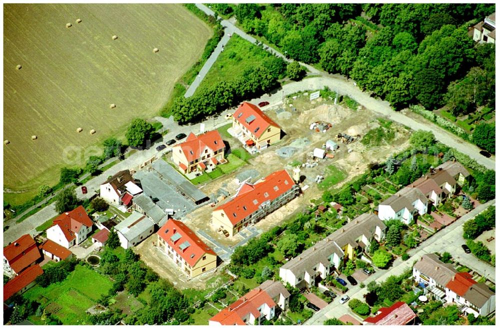 Aerial image Berlin-Kaulsdorf - 20.06.2004 Berlin-Kaulsdorf, Wohnsiedlung-Neubau der PREMIER-Deutschland GmbH, an der Dorfstraße Am Alten Dorfanger in Berlin-Kaulsdorf,