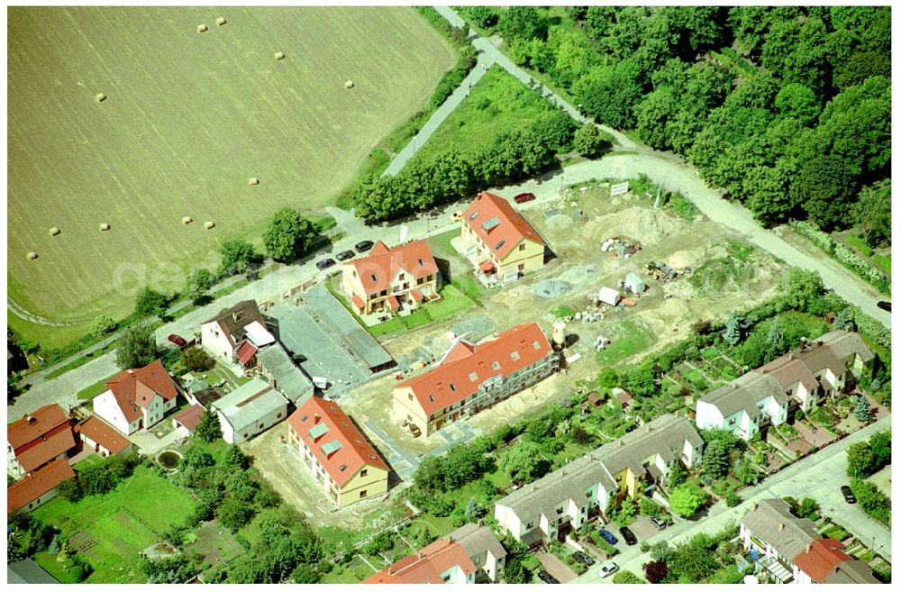 Aerial photograph Berlin-Kaulsdorf - 20.06.2004 Berlin-Kaulsdorf, Wohnsiedlung-Neubau der PREMIER-Deutschland GmbH, an der Dorfstraße Am Alten Dorfanger in Berlin-Kaulsdorf,