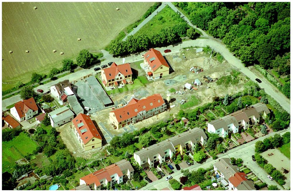 Berlin-Kaulsdorf from above - 20.06.2004 Berlin-Kaulsdorf, Wohnsiedlung-Neubau der PREMIER-Deutschland GmbH, an der Dorfstraße Am Alten Dorfanger in Berlin-Kaulsdorf,