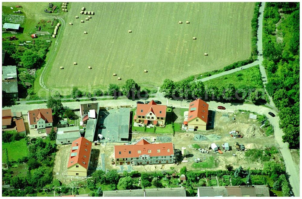 Aerial image Berlin-Kaulsdorf - 20.06.2004 Berlin-Kaulsdorf, Wohnsiedlung-Neubau der PREMIER-Deutschland GmbH, an der Dorfstraße Am Alten Dorfanger in Berlin-Kaulsdorf,